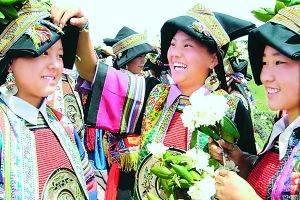 甘南白马藏人的端午节:五月采花节独特的民俗风情