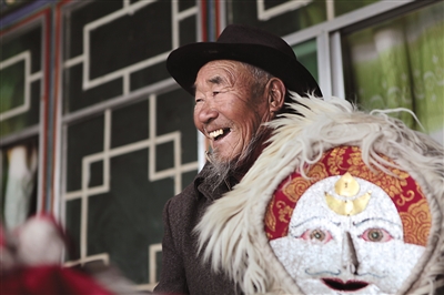 欧洛巡巴：跳起藏戏送吉祥