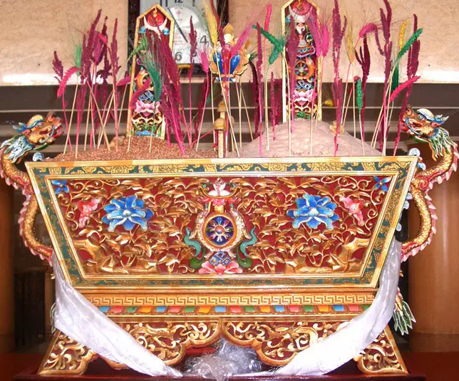 西藏建筑装饰木雕：古朴华丽与夸张奔放