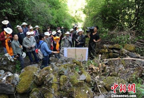 东女国王城遗址 存寺庙白塔遗迹