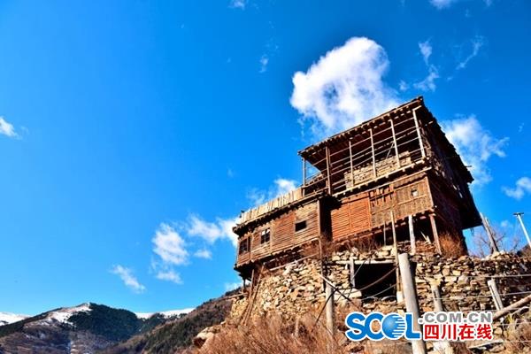 修卡悬天藏寨为何建在百丈高的悬崖峭壁之上？