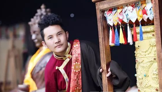 藏文“噶举噶萨”字体传承人久·土丁桑保