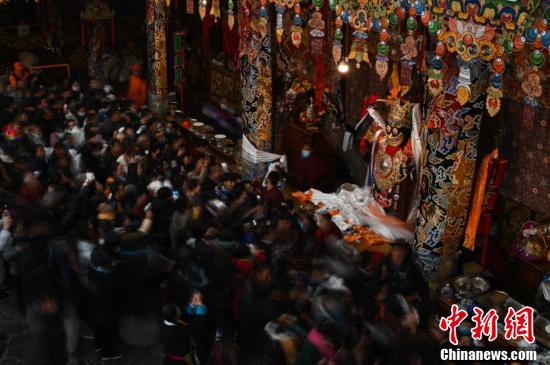 西藏“仙女节” 美酒舞蹈为爱祈福