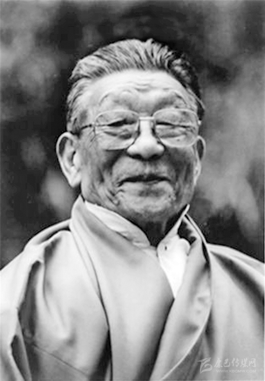 追述自治州首任州长天宝