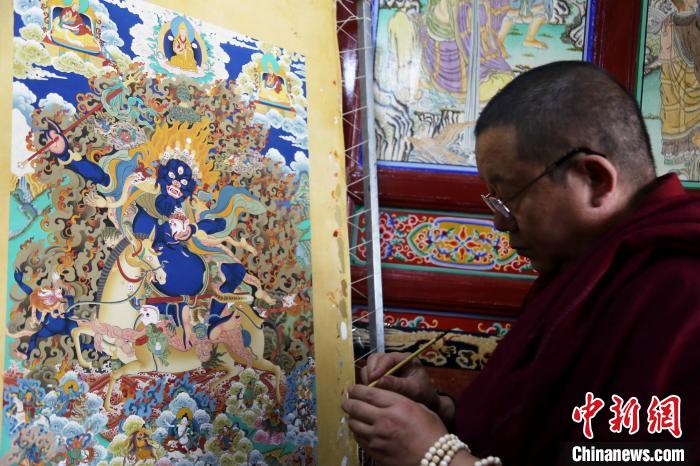 青海塔尔寺僧人印巴尖措：花一辈子传承藏族指尖技艺