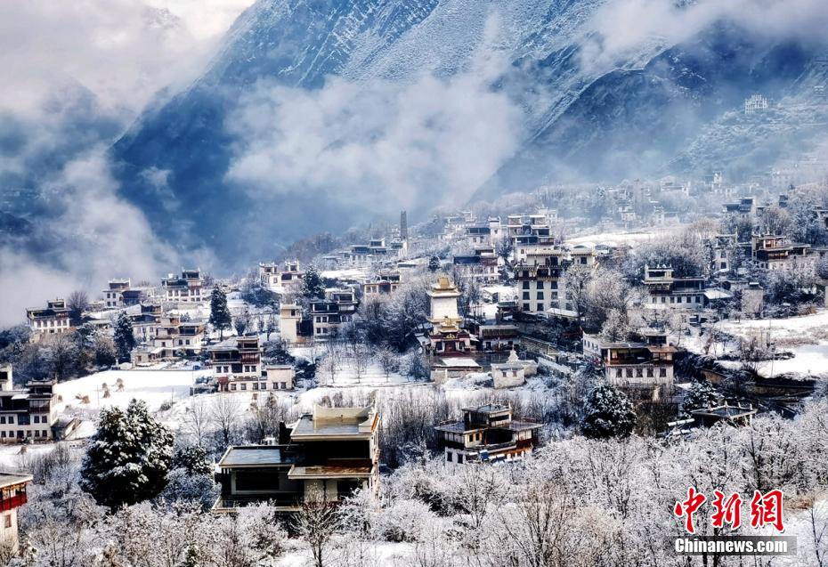 四川丹巴：雪后的藏寨和古碉银装素裹美如童话