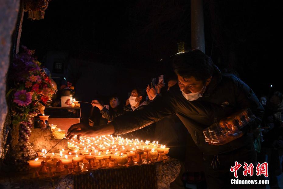 西藏拉萨僧众迎来“燃灯日”