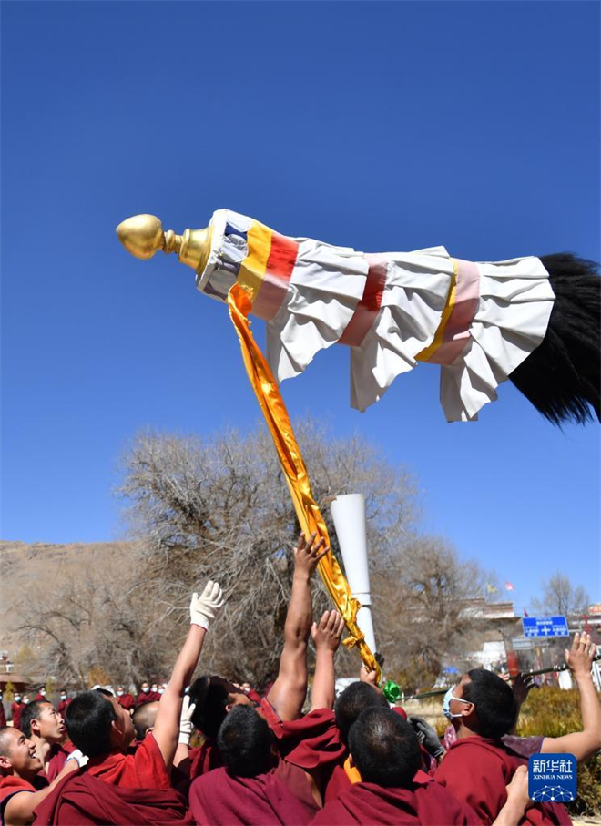 西藏扎什伦布寺举行立经杆仪式 祈祷平安吉祥