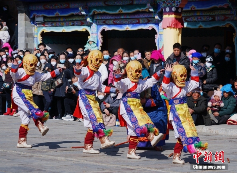 青海塔尔寺举行“跳欠”仪式