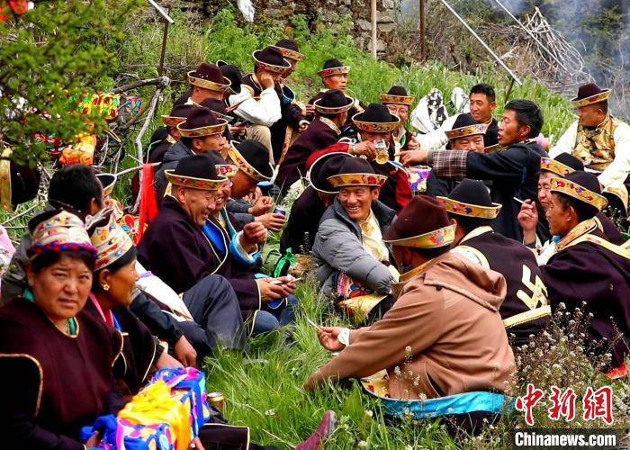 西藏米林村欢度“望果节”庆丰收