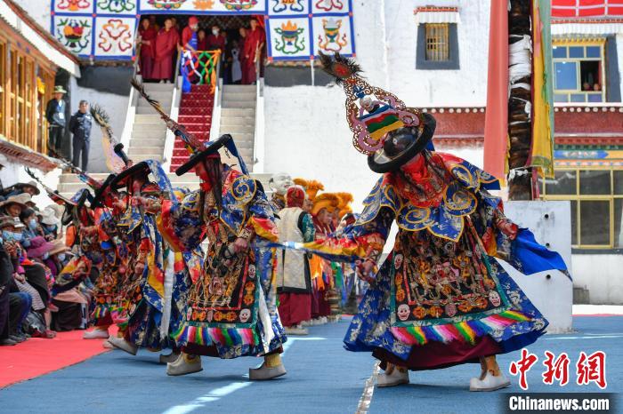 西藏山南桑顶寺举行跳神活动
