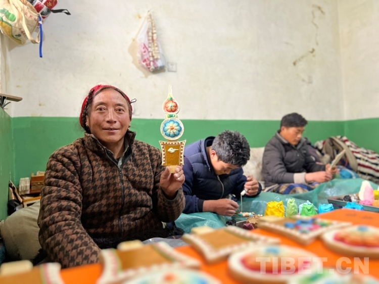 西藏艺人顿珠：酥油花销量很好，尤其是“私家定制”的多了很多