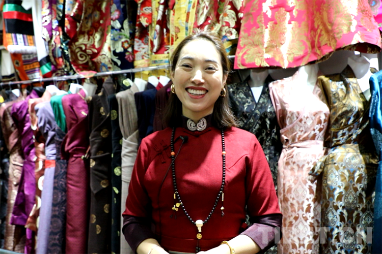 藏装店女老板新初：在成都的28年